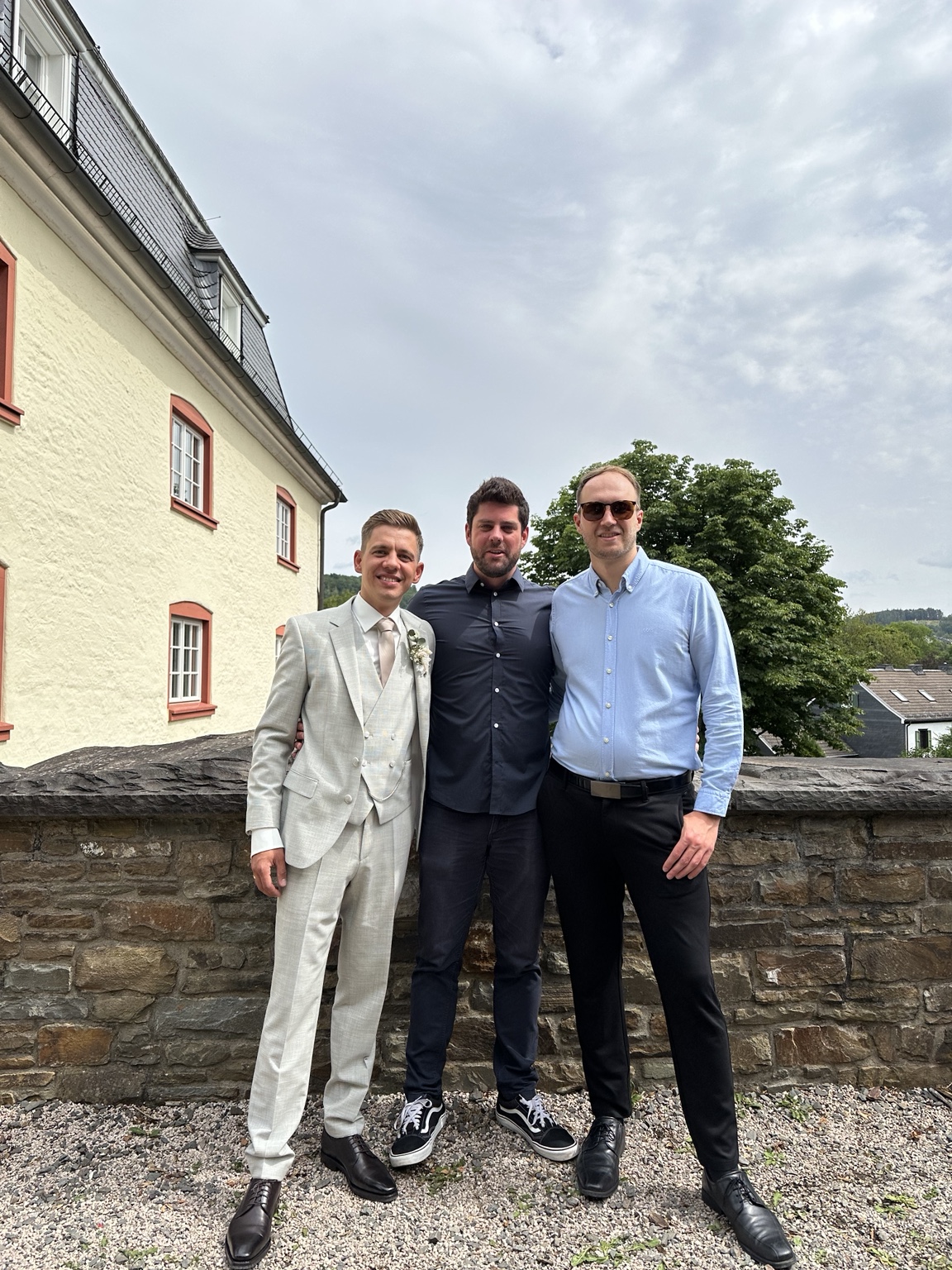 Freunde bei einer Hochzeit
